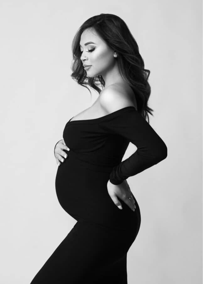 A Beginner's Guide to Mastering a Maternity Photoshoot in Studio:  Equipment, Settings and Techniques